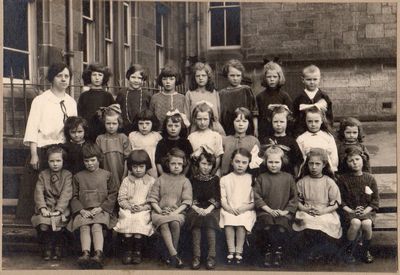 tn_Dorothy Crofts Cambuslang school 1925 or 6.jpg (30928 bytes)