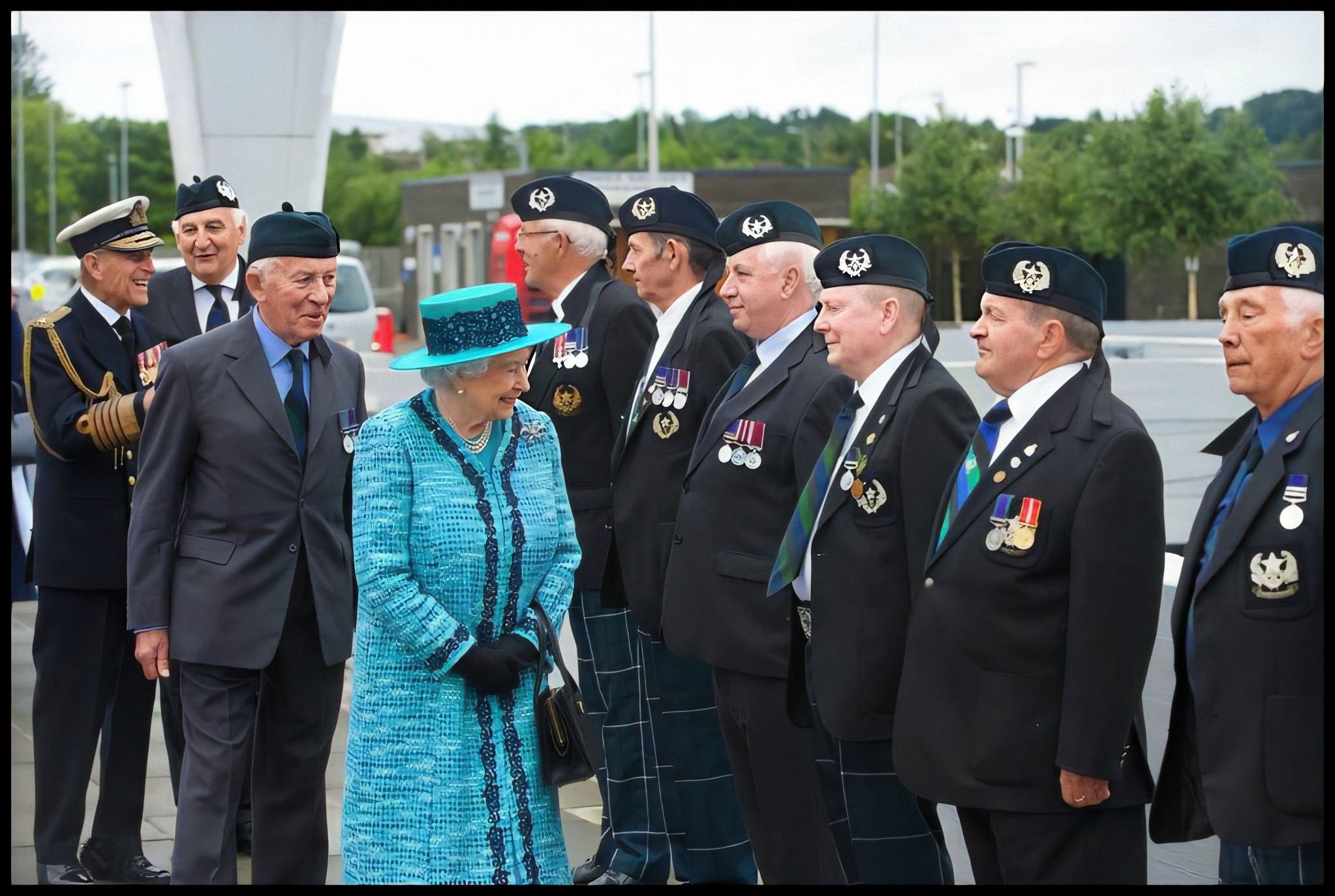 Queen and Cameronians.jpg (134939 bytes)