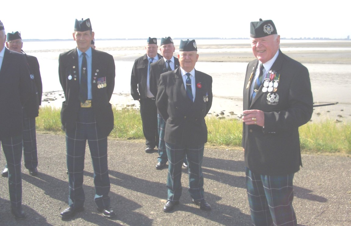 CAAMERONIANS BACK ON THE DYKE WALCHEREN.jpg (122315 bytes)